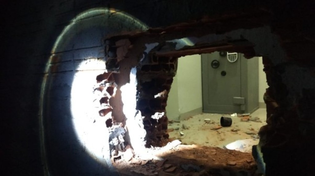 Ladrões quebram parede de casa ao lado e invadem agência em Cuiabá