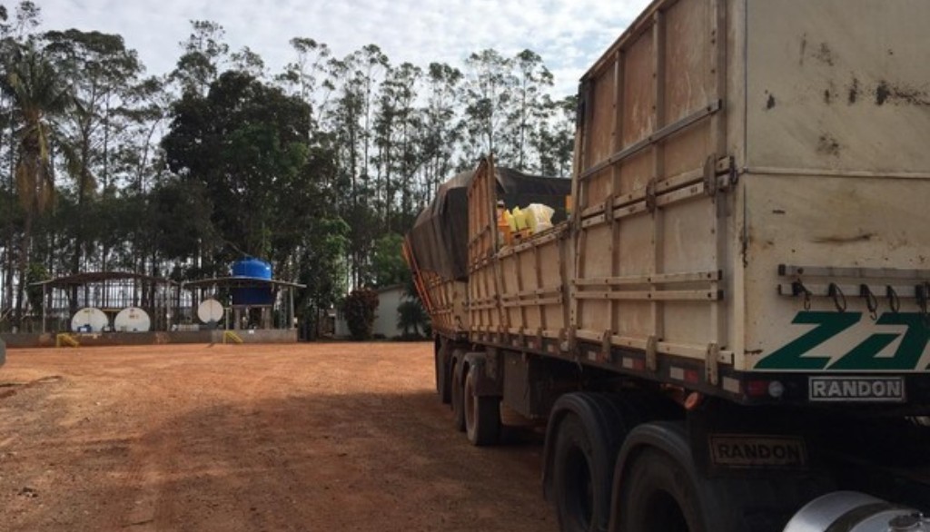 Quadrilha encapuzada invade fazenda, rende 80 funcionários e tenta roubar agrotóxico em MT