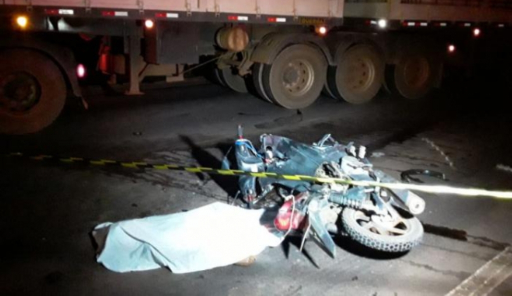 Motociclista morre ao bater de frente contra carreta e ter corpo arrastado por 100 metros em Querência