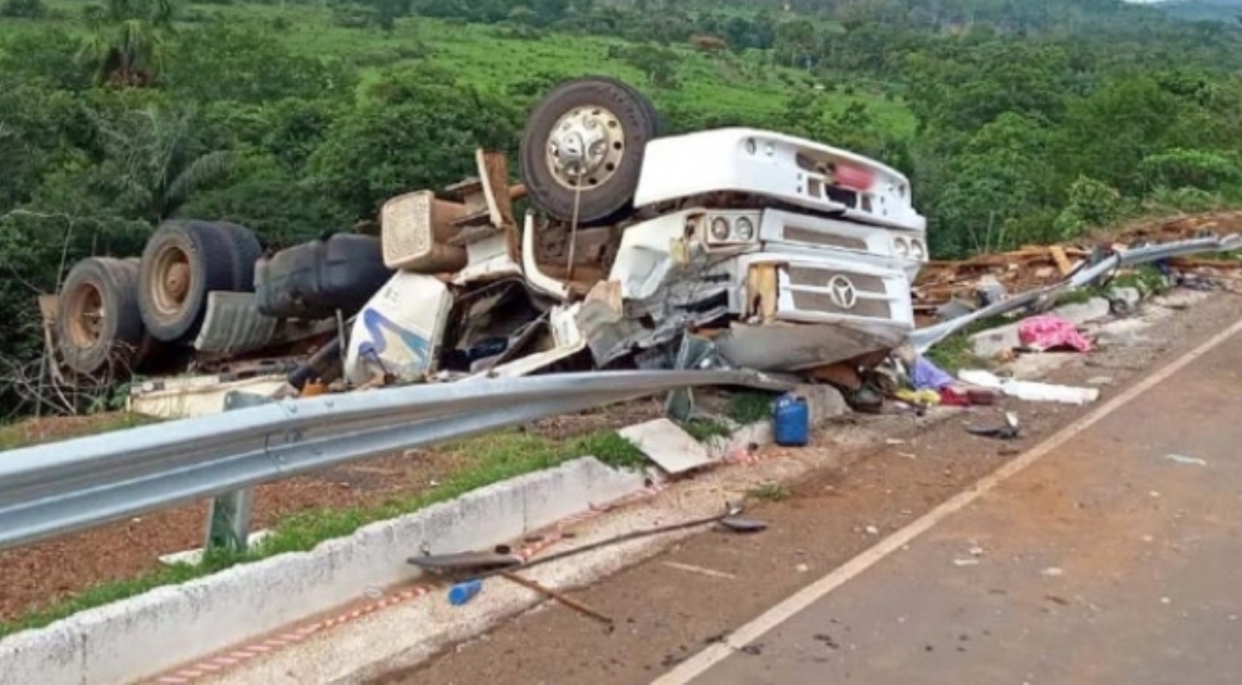 Carreta tomba em rodovia e dois morrem presos às ferragens em MT