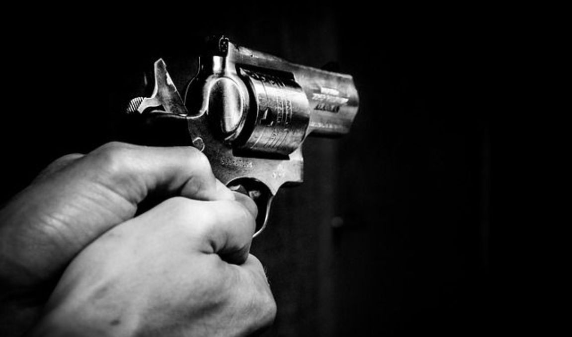 Homem mata amigo por desconfiar de caso entre vítima e sua esposa em Belo Horizonte