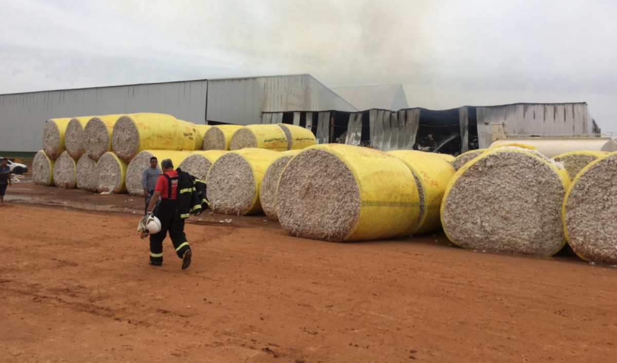 Bombeiros e brigadistas combatem incêndio que destrói algodoeira em Sorriso