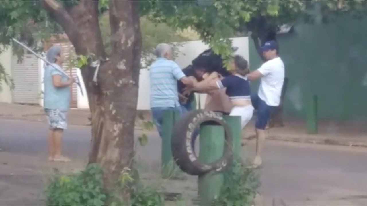 Mulheres brigam e uma desmaia ao levar joelhada do marido da outra em Rondonópolis; veja vídeo