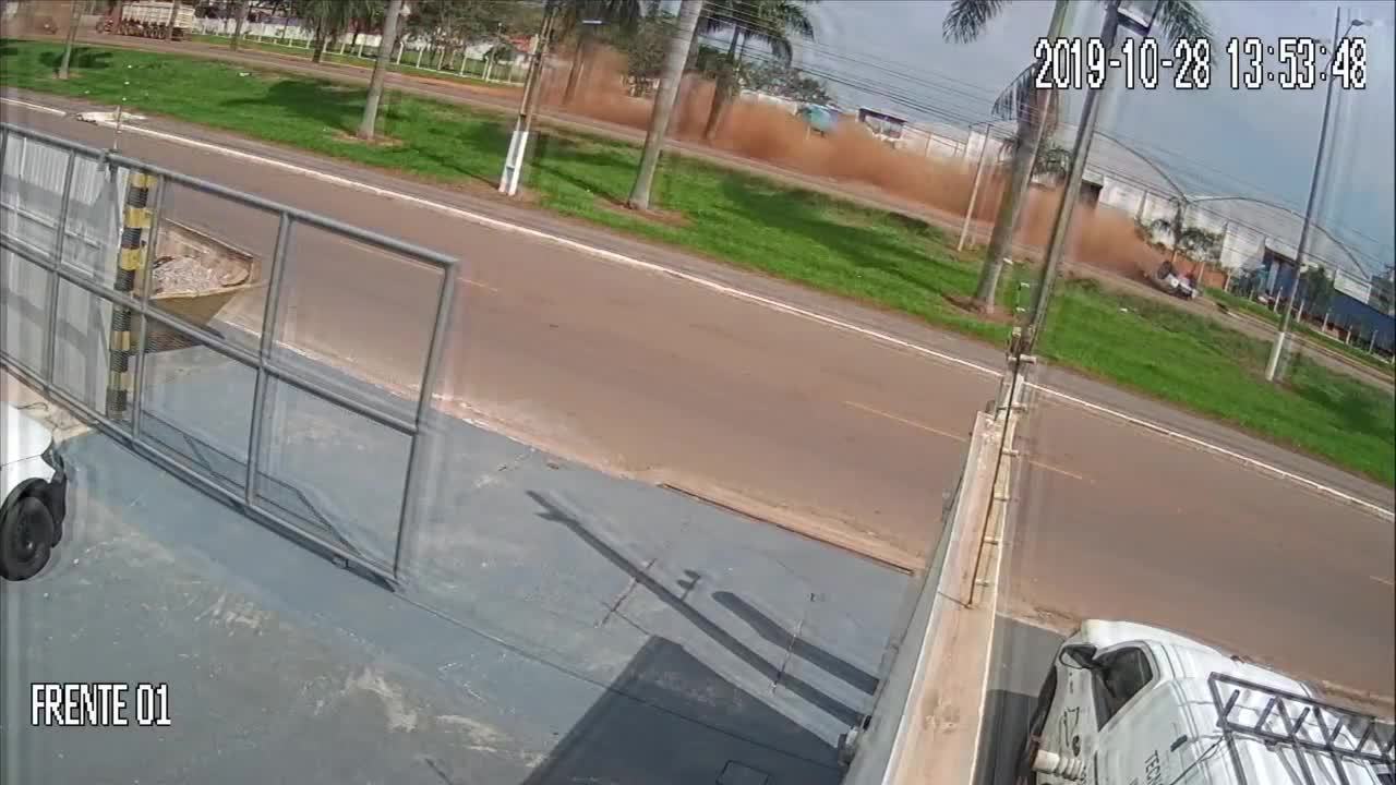 Motorista bêbado invade canteiro e capota caminhonete em Primavera do Leste; veja vídeo