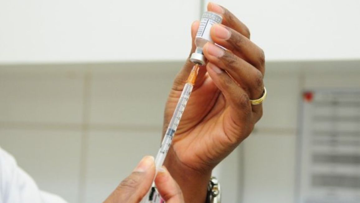 Pediatra é preso por reutilizar seringas e contaminar 900 crianças com HIV