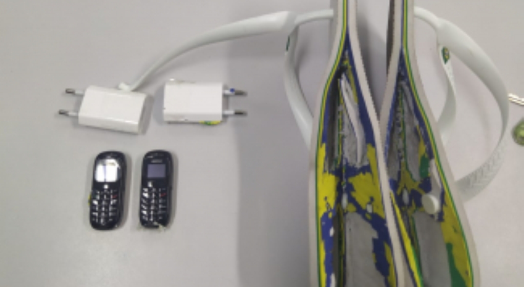 Mulher leva celular escondido em chinelo e entrega para preso no Fórum