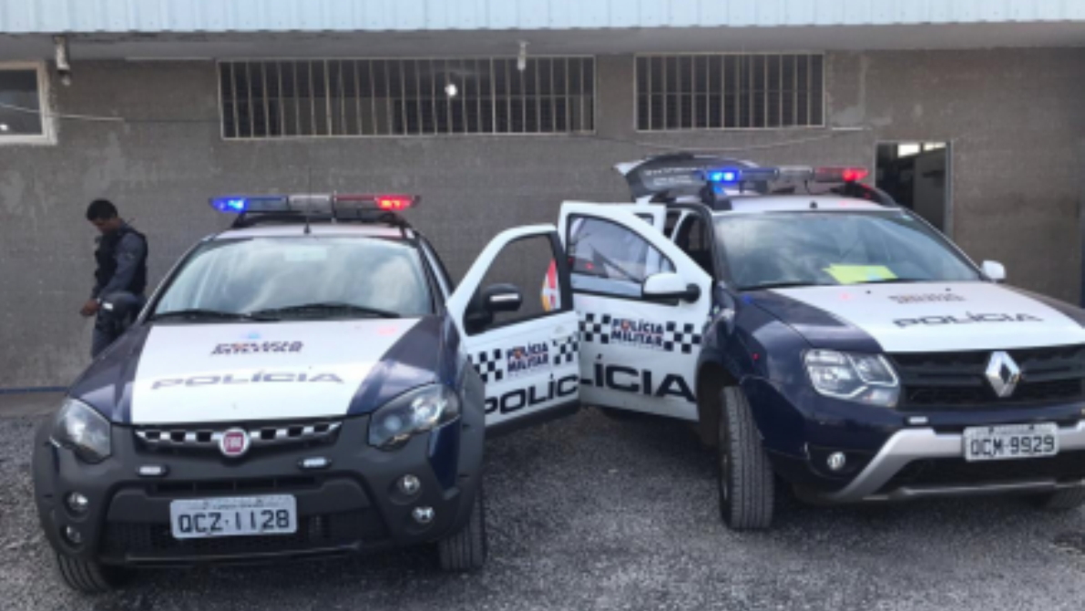 Bando cerca viatura, agride 2 PMs e resgata motoqueiro detido durante abordagem em Cuiabá