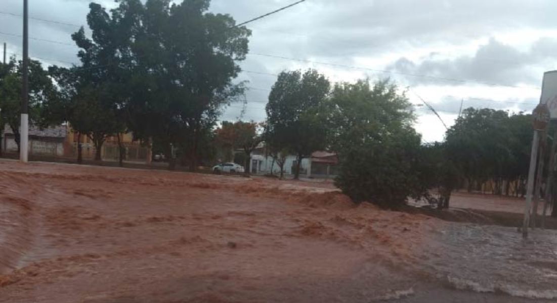Temporal alaga ruas e causa transtornos em Rondonópolis; veja vídeos