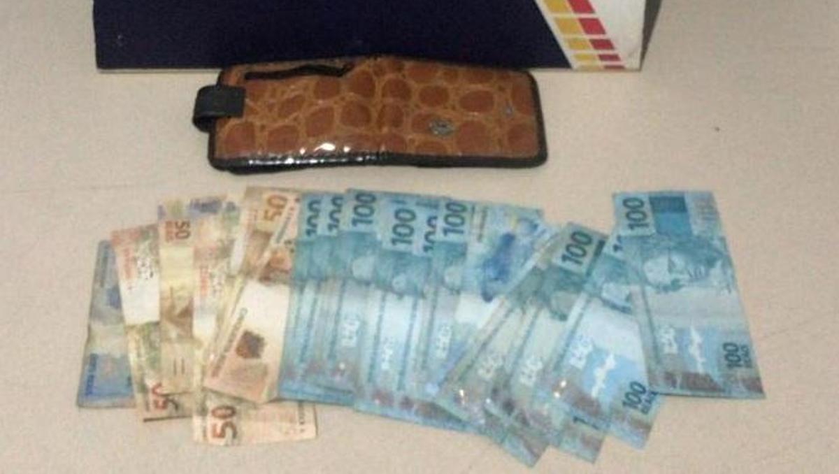 Estudantes encontram carteira com R$ 1,8 mil e entregam para PM em Vila Rica