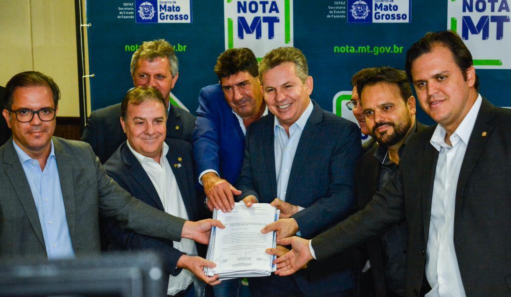 ALMT entrega relatório e governo apresenta avanços na Saúde Pública