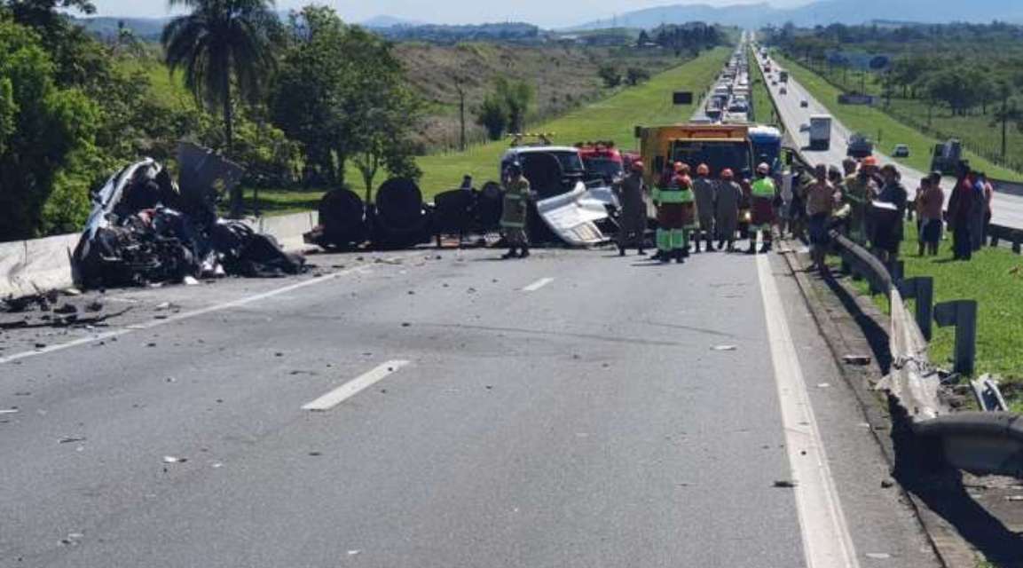 Acidente entre carreta e carro mata seis pessoas na Via Dutra