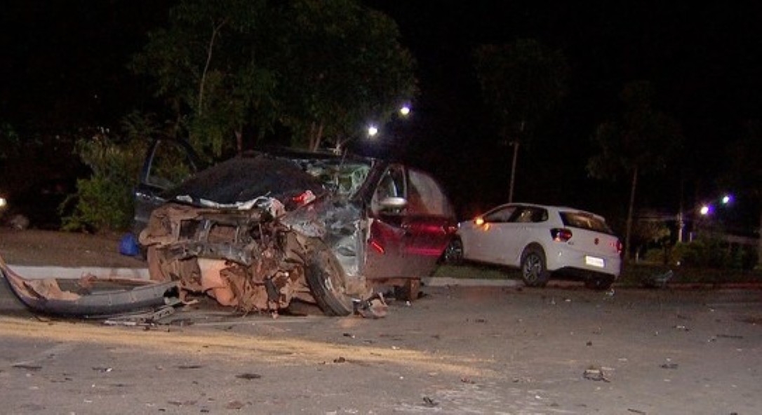 Adolescente passa com carro no sinal vermelho, bate em veículo e 5 pessoas ficam feridas em Cuiabá