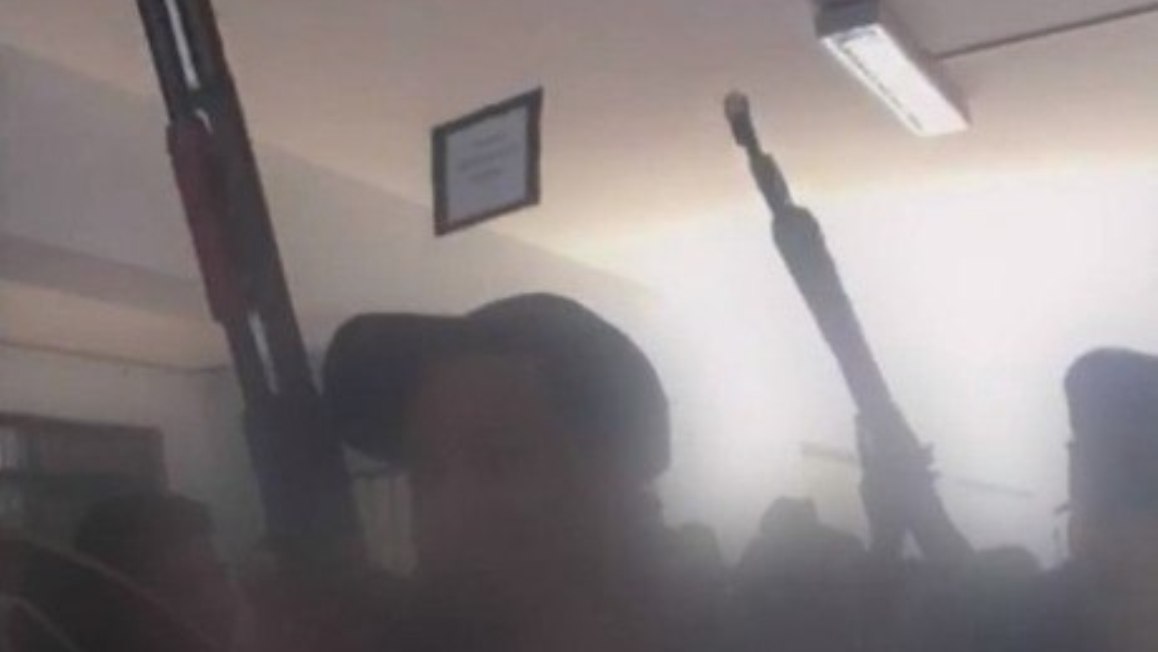Alunos de escola no Rio usam armas de brinquedo para imitar traficantes