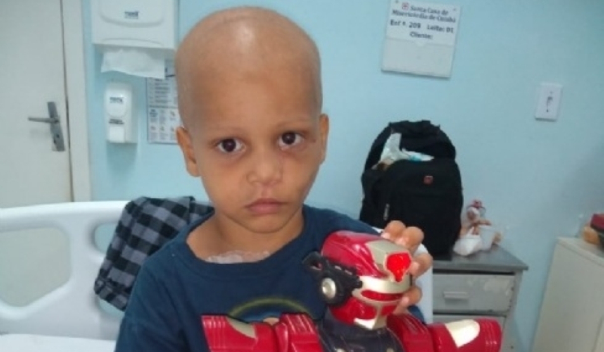 Mãe pede ajuda para filho de 4 anos que está na UTI lutando contra o câncer há mais de dois anos