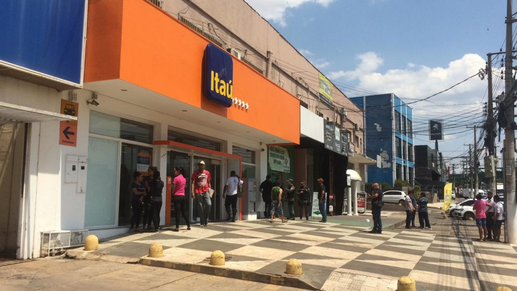 Empresário com mala de dinheiro reage a assalto no Itaú e é baleado; veja vídeo