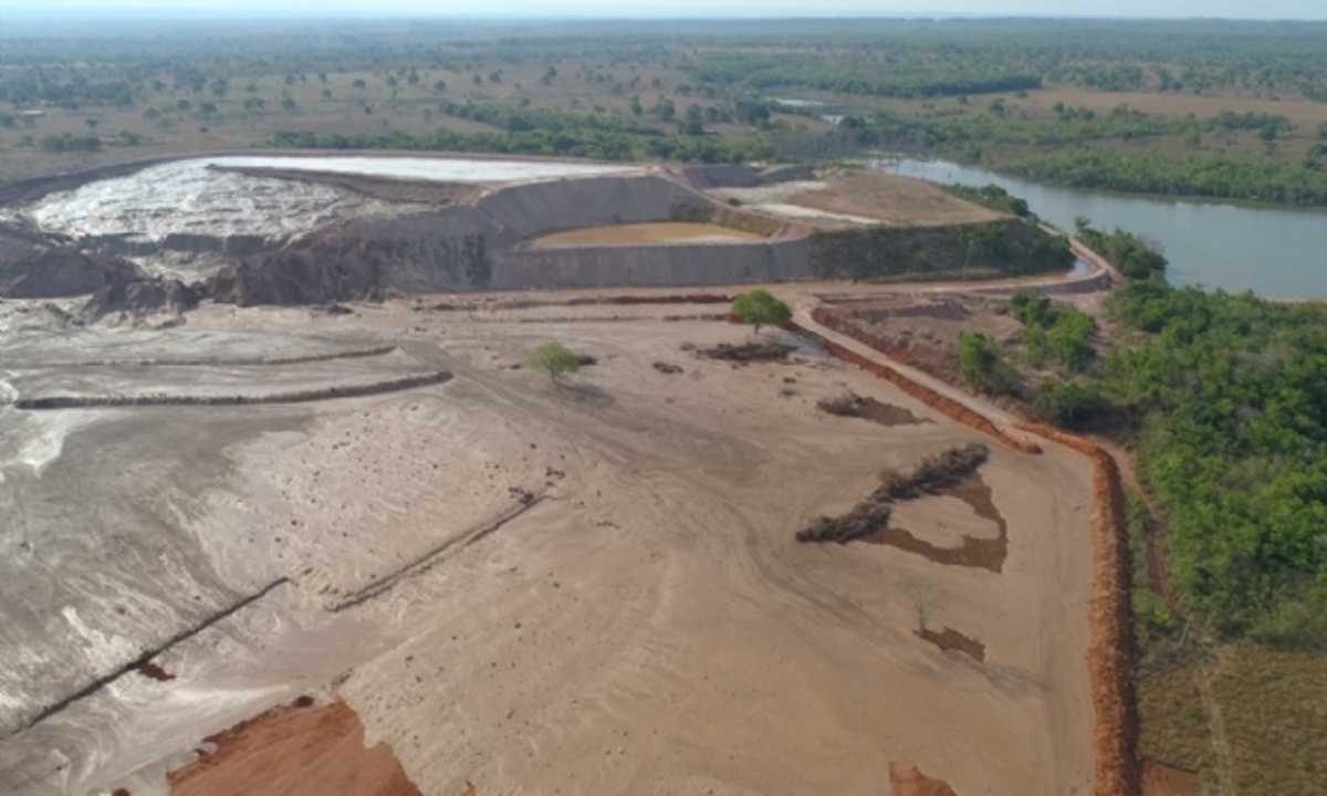 Estouro de barragem espalha rejeito de minério por 2 km de área de pastagem em MT