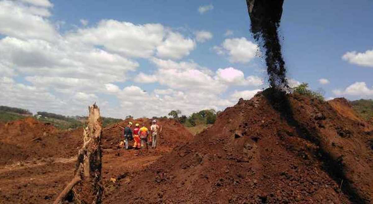 Bombeiros encontram corpo a 3 m de profundidade em Brumadinho
