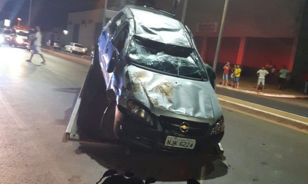 Motorista sem CNH é preso com sinais de embriaguez ao capotar e abandonar carro com 5 pessoas em Várzea Grande