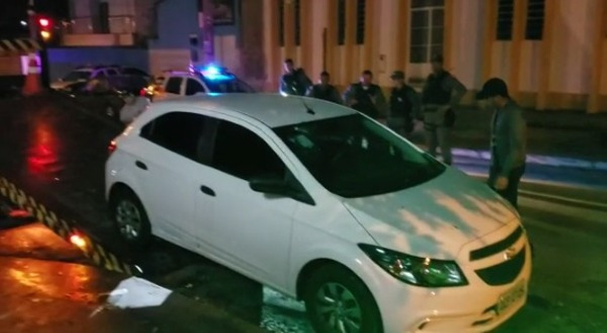Carro alugado pela Prefeitura de Cuiabá é guinchado em frente a bar após denúncia de vereadores