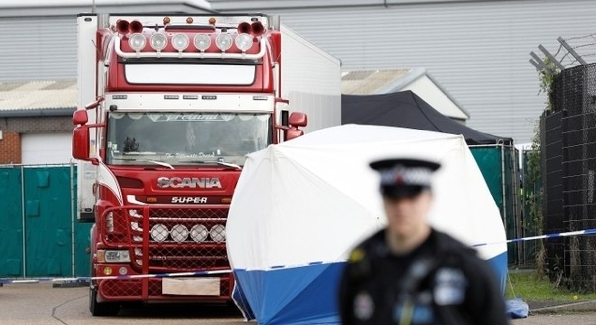 Polícia britânica prende motorista após achar 39 corpos em caminhão