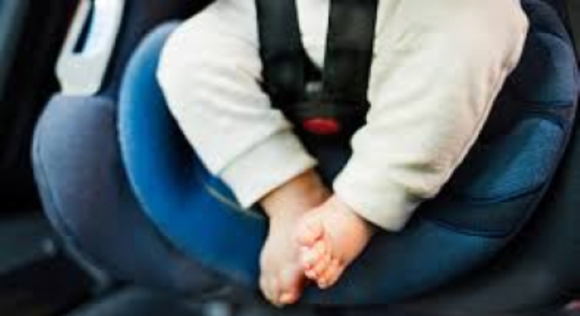 Pais deixam bebê em carro e vão para festa em Cáceres