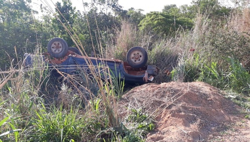Caminhonete com 5 pessoas sem cinto de segurança capota e duas delas morrem em Guiratinga