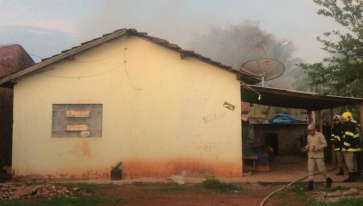 Casa é destruída por incêndio que começou em colchão e família perde tudo em Tangará da Serra