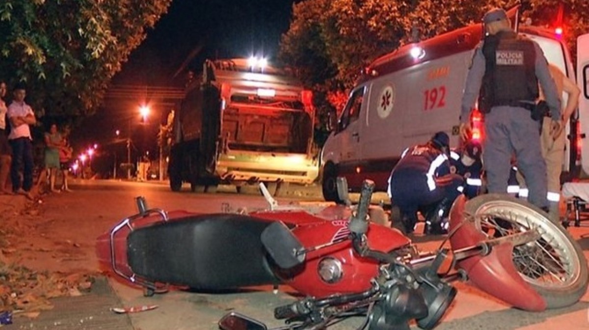 Gari é atropelado por motociclista durante coleta noturna em Rondonópolis
