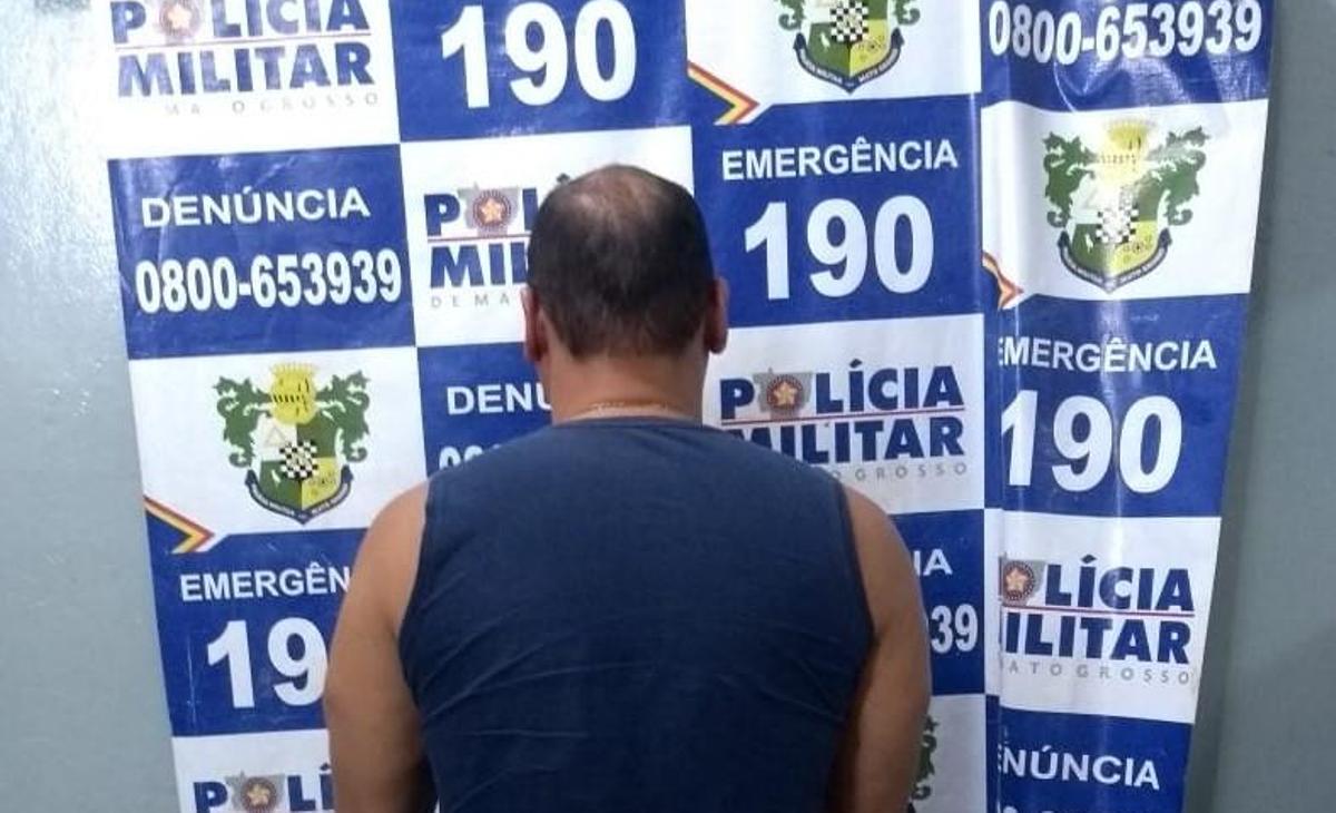Homem é preso após ser flagrado por policiais agredindo mulher dentro do carro