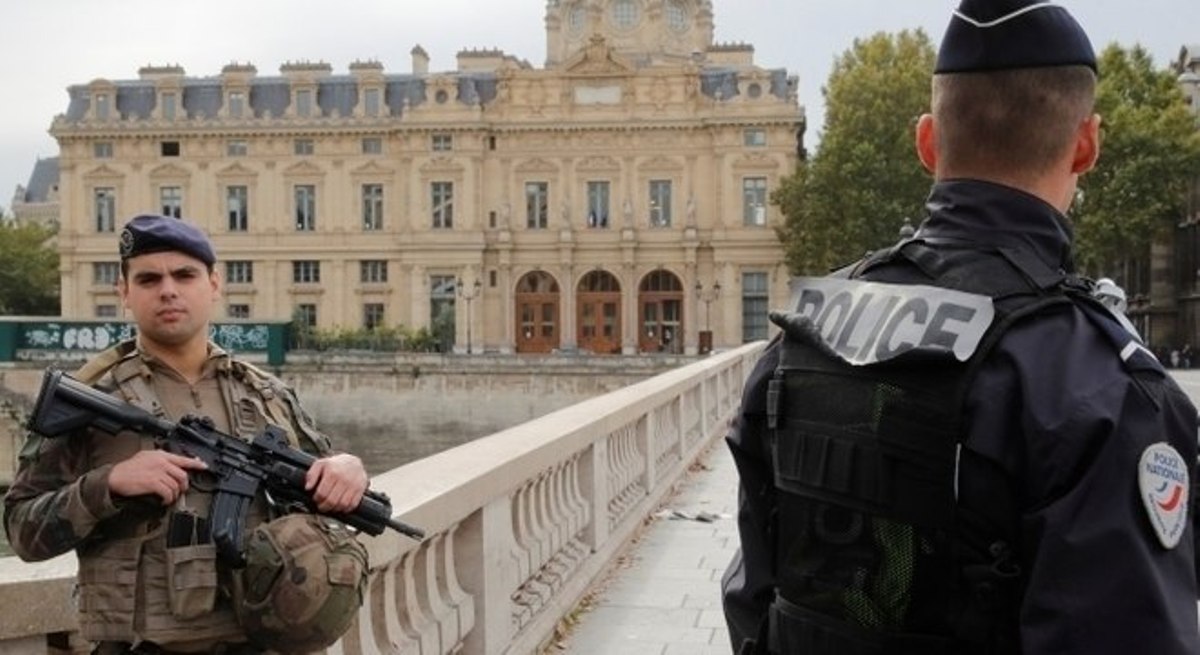 Ataque com faca em sede da polícia em Paris deixa cinco mortos