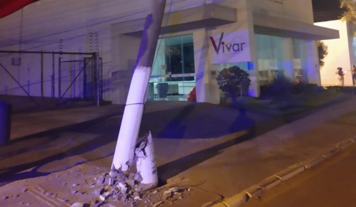 Motorista embriagado é detido por dirigir em alta velocidade e bater carro no poste em Rondonópolis