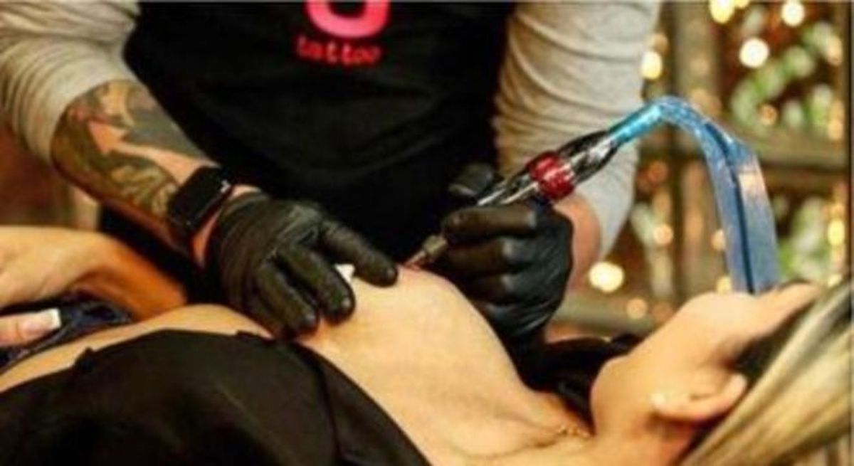 Projeto oferece tatuagem de aréola em mulheres que tiraram a mama