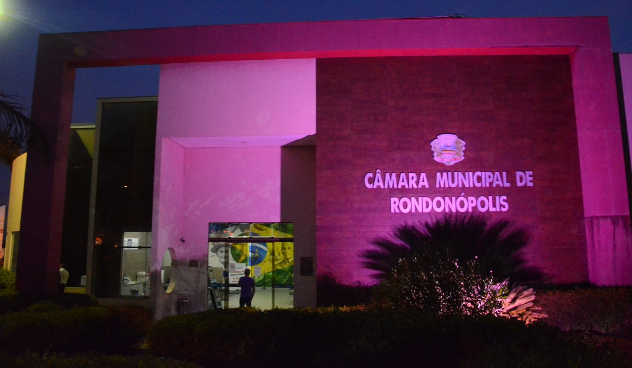 Fachada da Câmara Municipal é iluminada em alusão ao Outubro Rosa