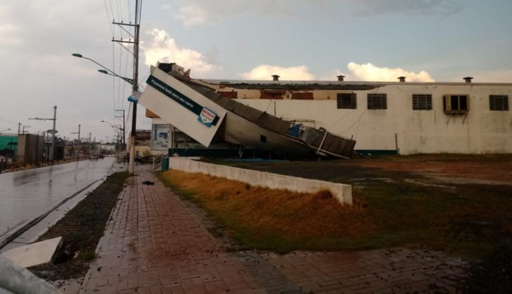 Temporal arranca telhados e prejudica abastecimento de luz e água em Cuiabá