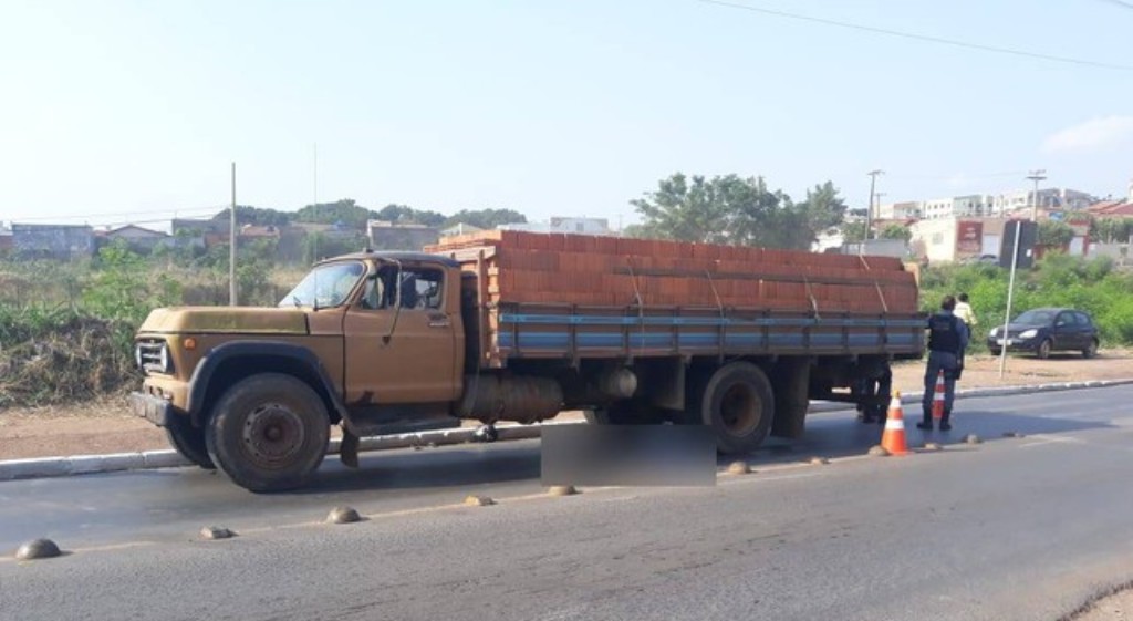 Motociclista morre atropelado por caminhão em Cuiabá
