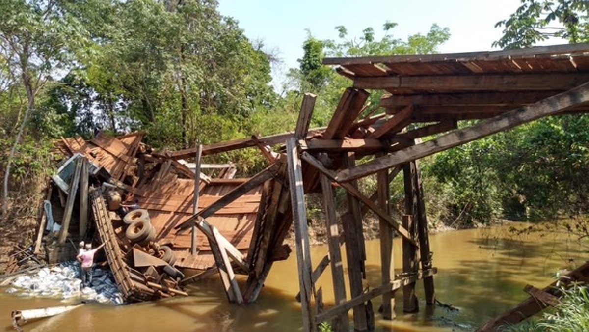Caminhoneiro erra estrada e veículo cai em ponte interditada em Juscimeira