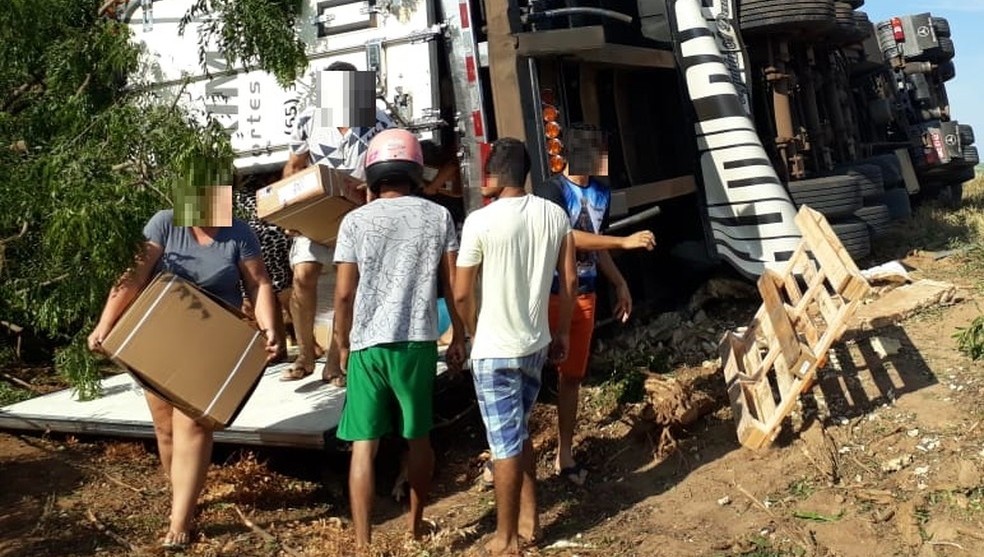 Carreta tomba e carga de 25 toneladas de carne é saqueada em Mirassol D’Oeste
