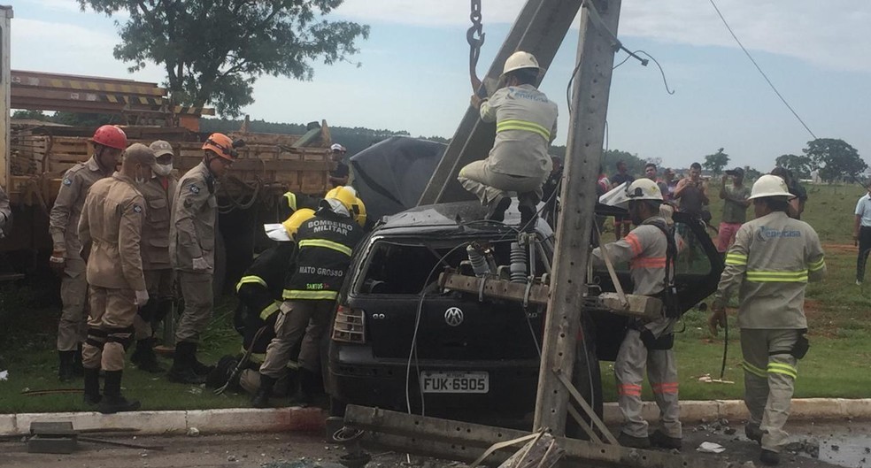 Quatro pessoas ficam gravemente feridas após carro bater em poste de energia em Lucas do Rio Verde