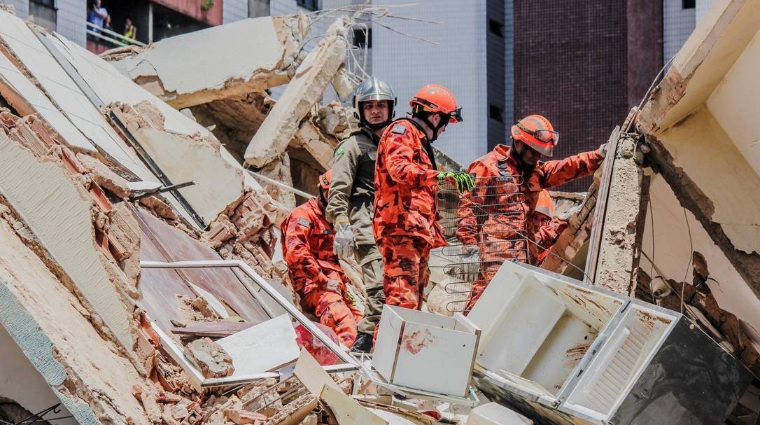 Sobe para 9 número de mortos em desabamento de prédio em Fortaleza