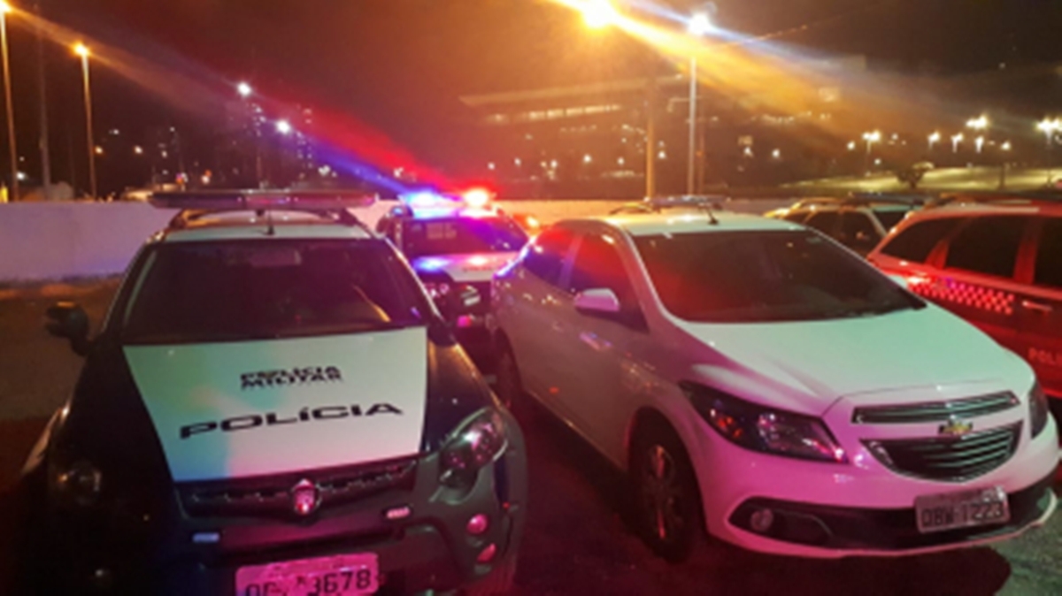 Trio rende mulheres na porta de loja e rouba carro em Cuiabá