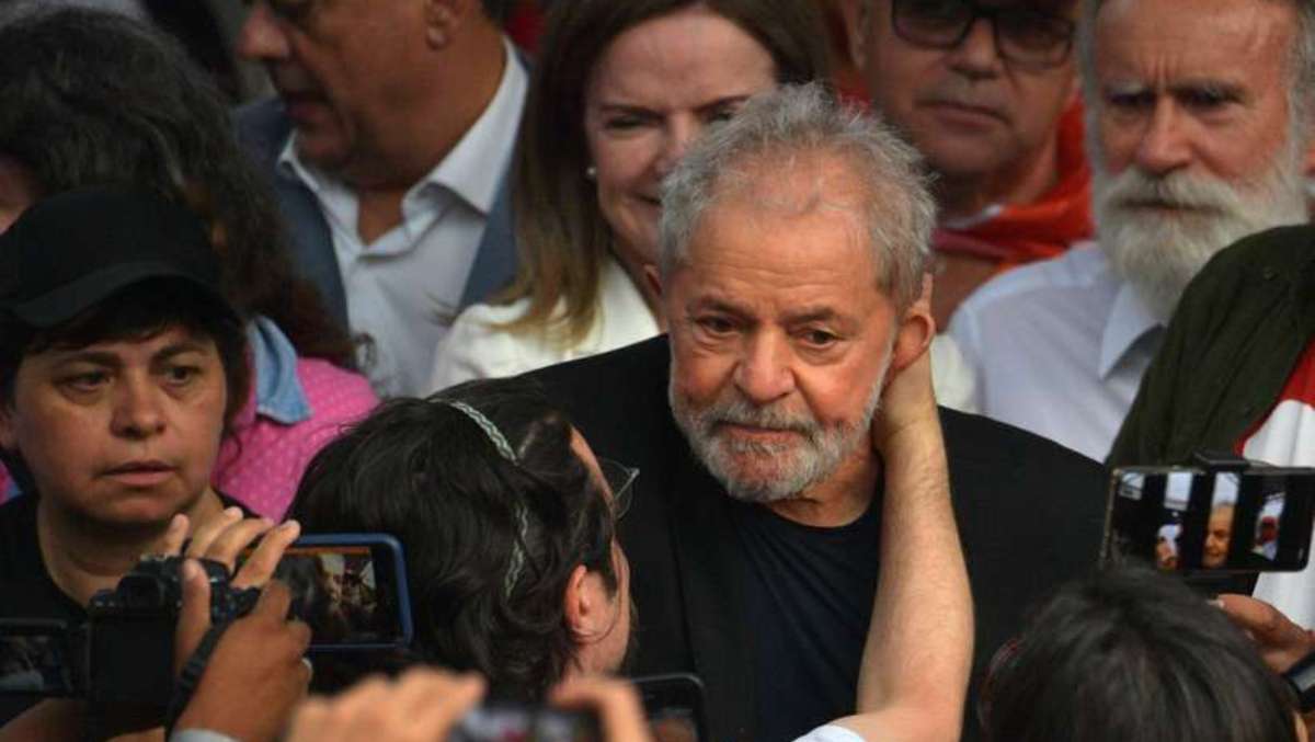 Lula é solto da sede da PF em Curitiba