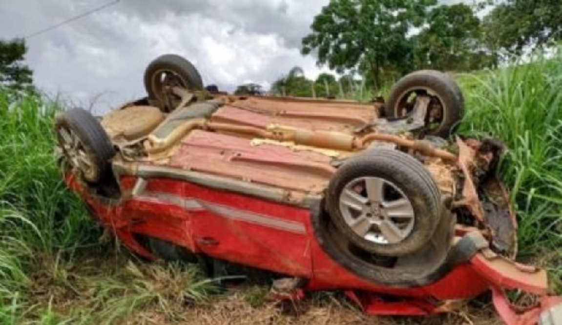Dois ficam feridos após carro capotar várias vezes em MT