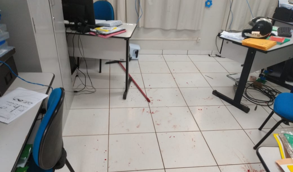 Professor invade sala e esfaqueia diretora de escola em Rondonópolis