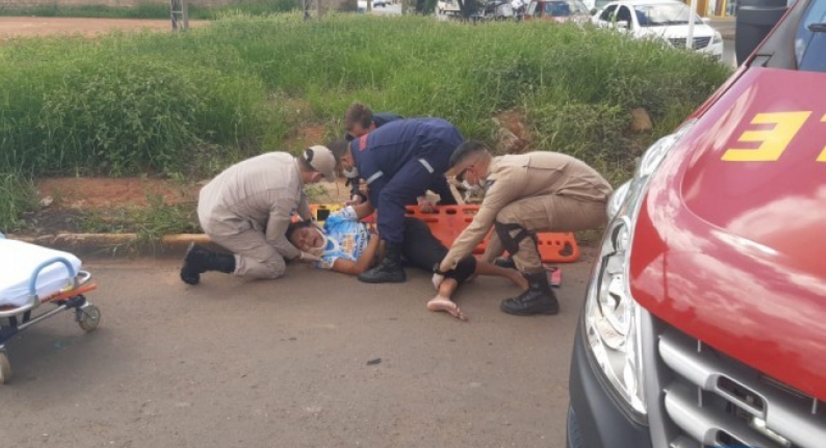 Perna de motociclista vira ao contrário ao ser atingida violentamente por carro em Sorriso