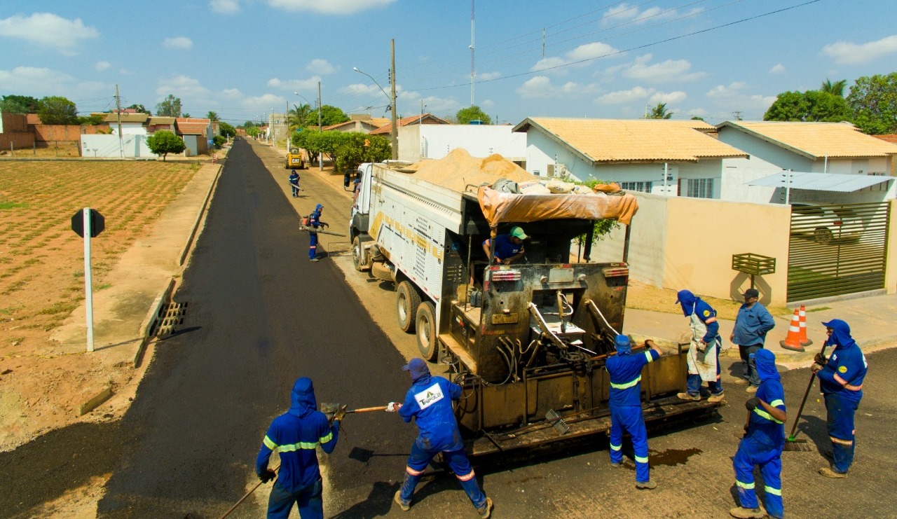 Obras da aplicação do microrrevestimento na Vila Operária são retomadas em ritmo acelerado