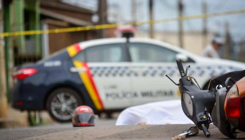 Homem mata ex-mulher a facadas no meio da rua em Brasília