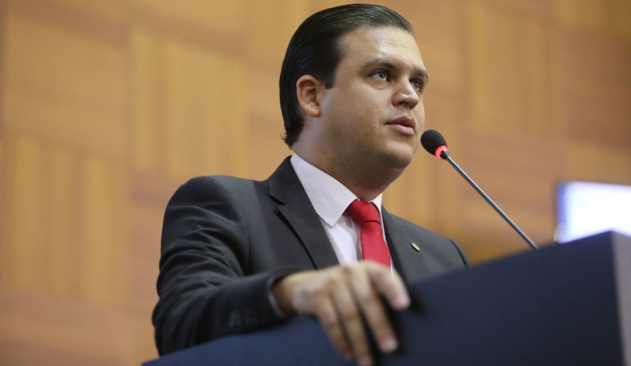 Thiago Silva cobra do Governo a construção de escolas no Alfredo de Castro e Mathias Neves