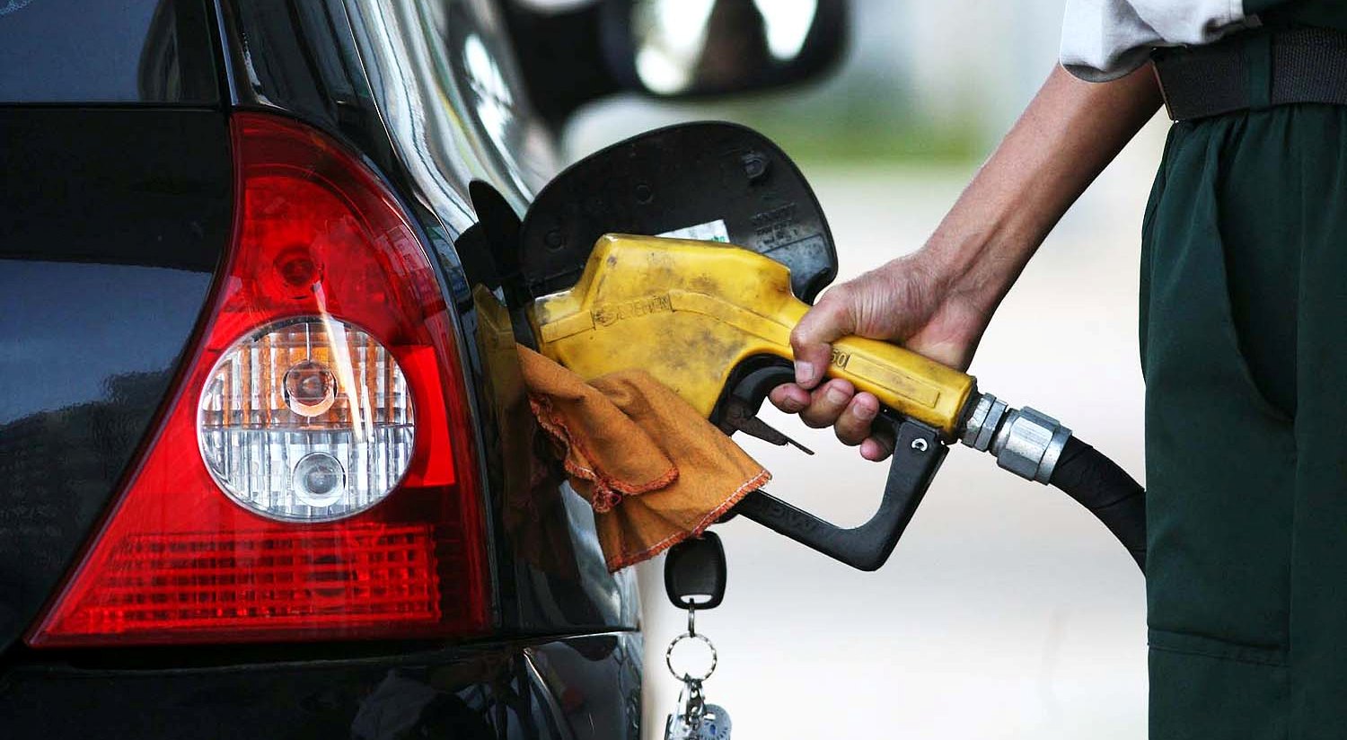 Alguns postos de combustíveis de Cuiabá já repassam ao consumidor aumento anunciado pela Petrobras