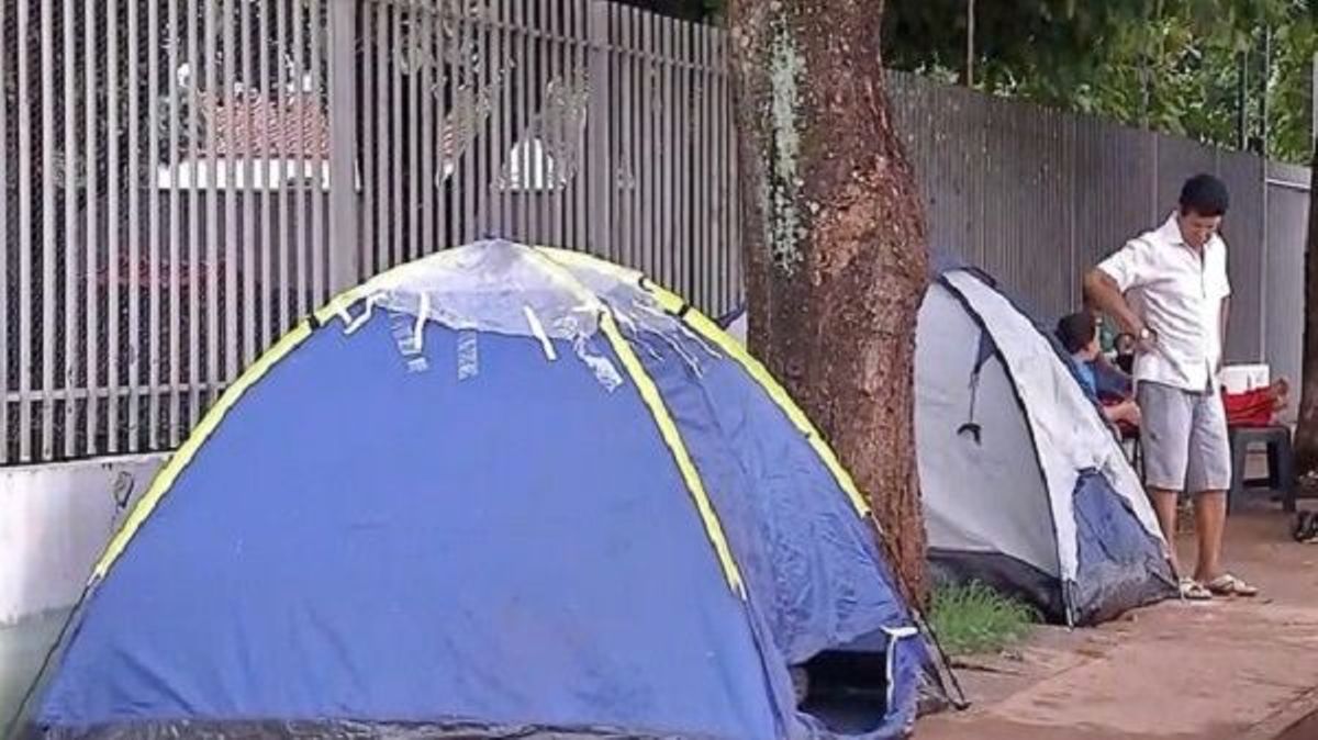Pais fazem acampamento em frente de creche para conseguir vaga para os filhos em Rondonópolis