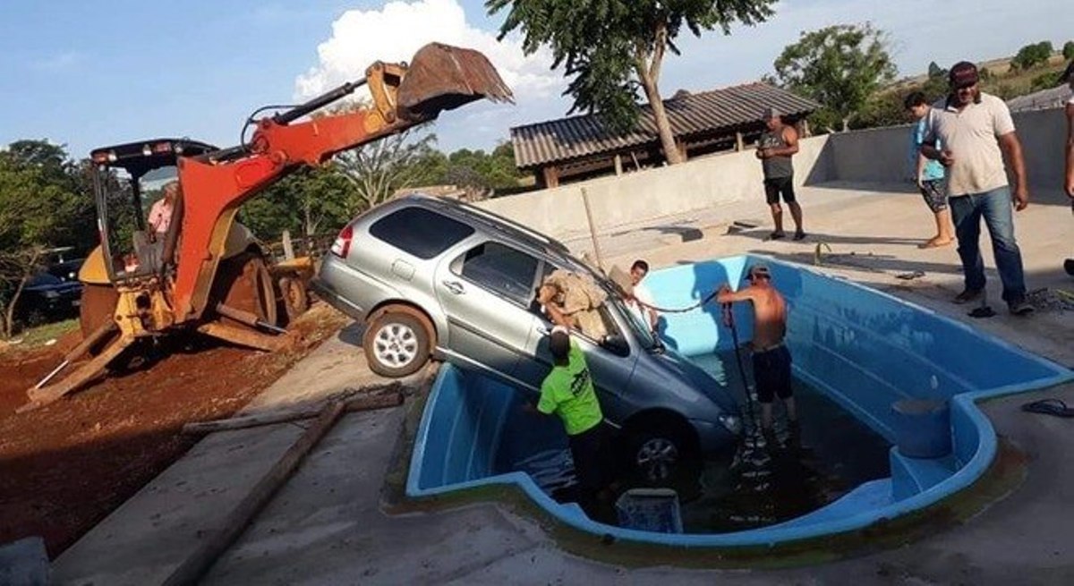 Criança de 2 anos dá partida em carro e veículo cai na piscina